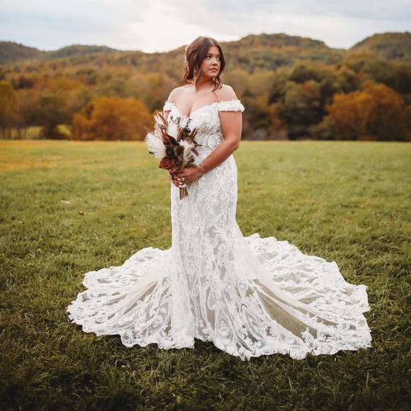 Allure Couture Bridal Gown - Picture 1 of 6